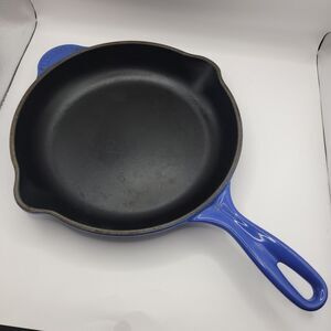 Le Creuset Traditional Round Cast Iron Skillet 9 Inch Blue Enamel 2 Spouts GUC